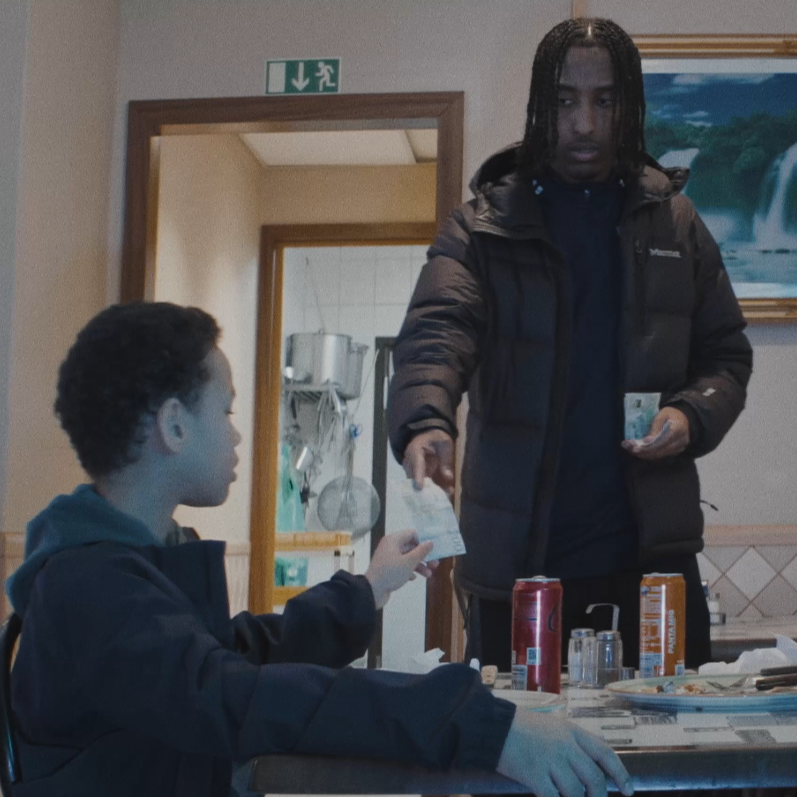 Äldre kille ger pengar till en yngre